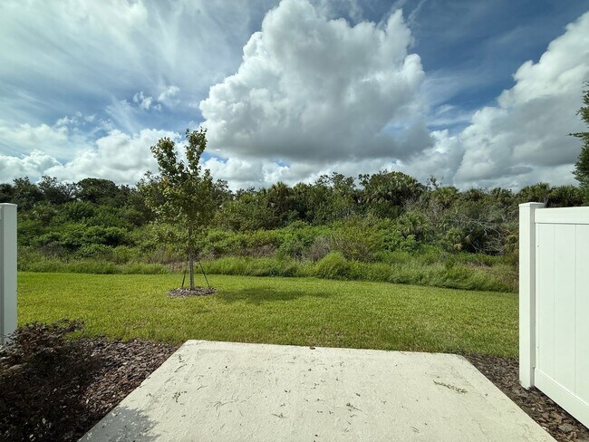Building Photo - 3 Bedroom 2.5 Bath Townhouse W/1 Car garag...