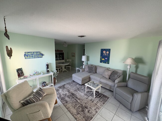 Building Photo - 1205 Tarpon Center Dr