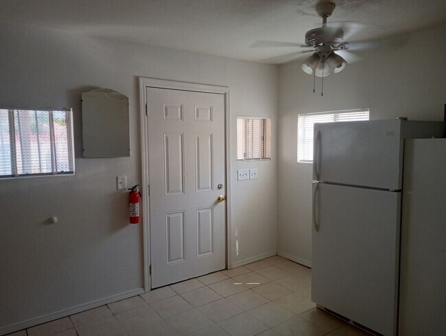 1BR, 1BA - w/yard and gate access SHOWING... - 1BR, 1BA -  w/yard and gate access SHOWING...