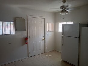 Building Photo - AVAILABLE NOW -1 bed -1 bath - aprox 400 s...