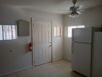 Building Photo - AVAILABLE NOW -1 bed -1 bath - aprox 400 s...