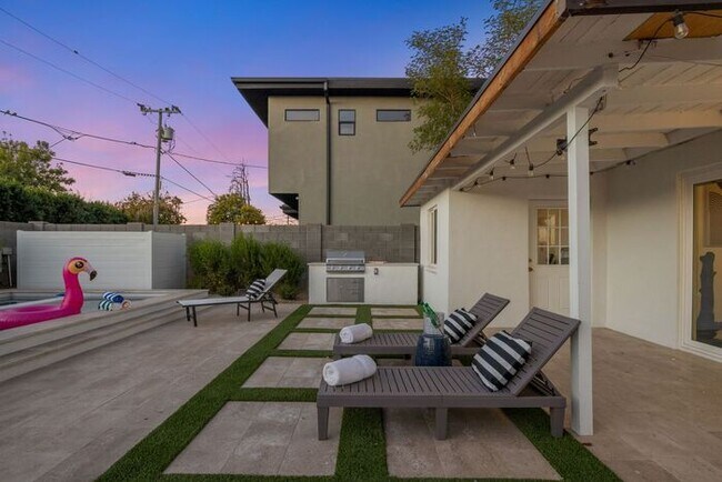 Building Photo - COMING SOON! Fully Furnished 3 Bedroom 3 Bathroom Home in Old Town Scottsdale