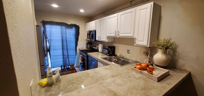 Building Photo - 2 Bedroom Townhome with Pool and Clubhouse/Centrally Located!!