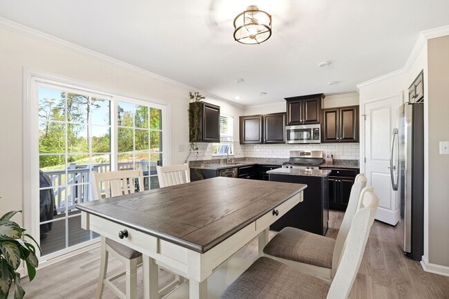 Building Photo - 4435 Sunset Dr