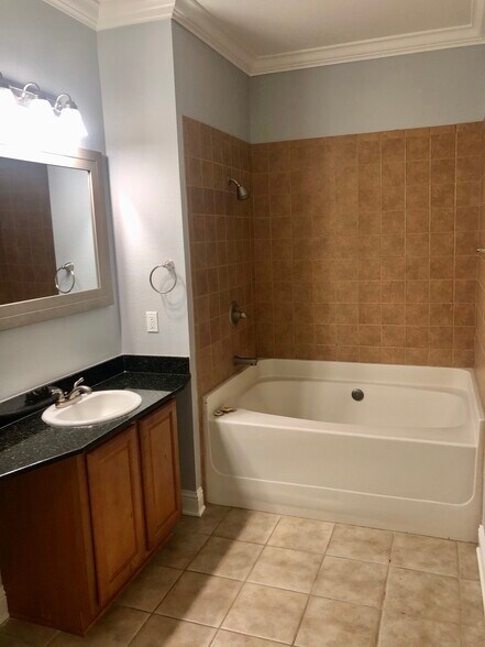 Oversized soaking tub in master bathroom - 1284 Tropical Cove