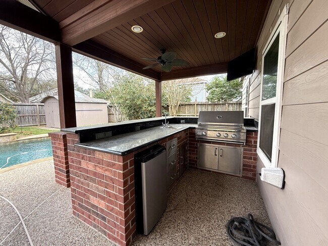 Building Photo - 1927 Enchanted Park Dr