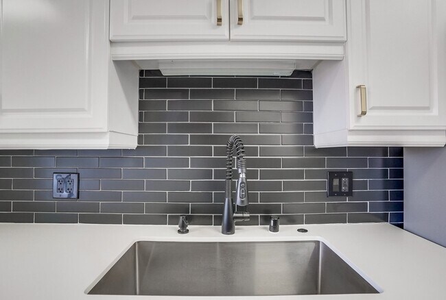 Building Photo - 435 N Oakhurst Dr