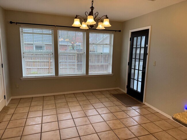 Building Photo - Immaculate home in Gentry close to schools