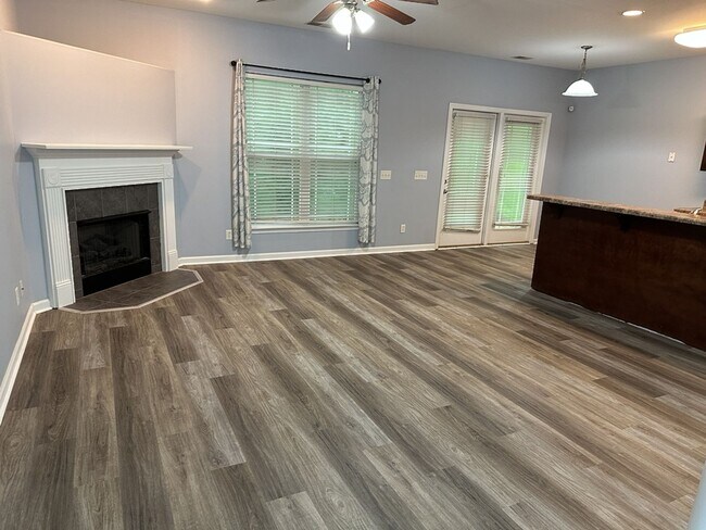 Building Photo - 250 Summer Hill Way