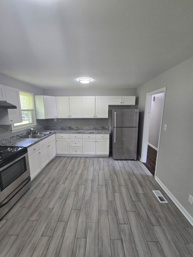 Building Photo - 3 bedroom in Petersburg