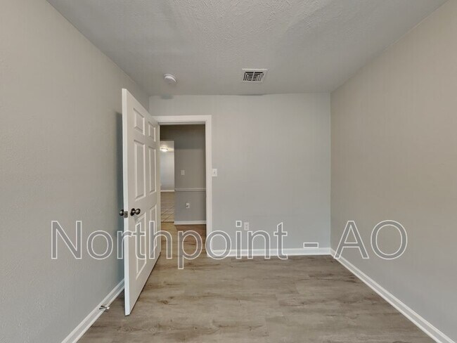 Building Photo - 3207 Daniel Dr