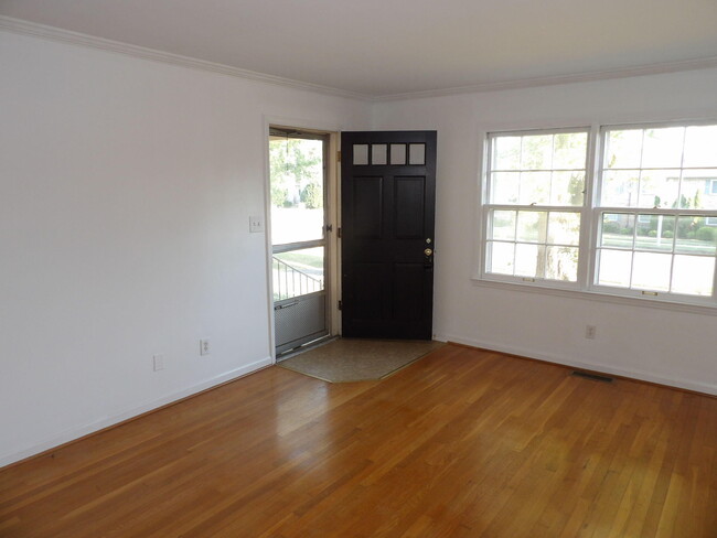 Building Photo - 837 Malabu Dr