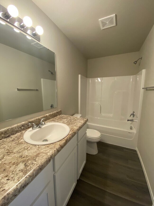 Building Photo - 503 W Loren Dr