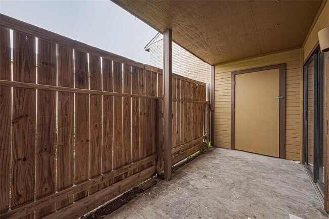 Building Photo - 9090 S Braeswood Blvd