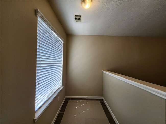 Building Photo - 11111 Valley Kings Dr