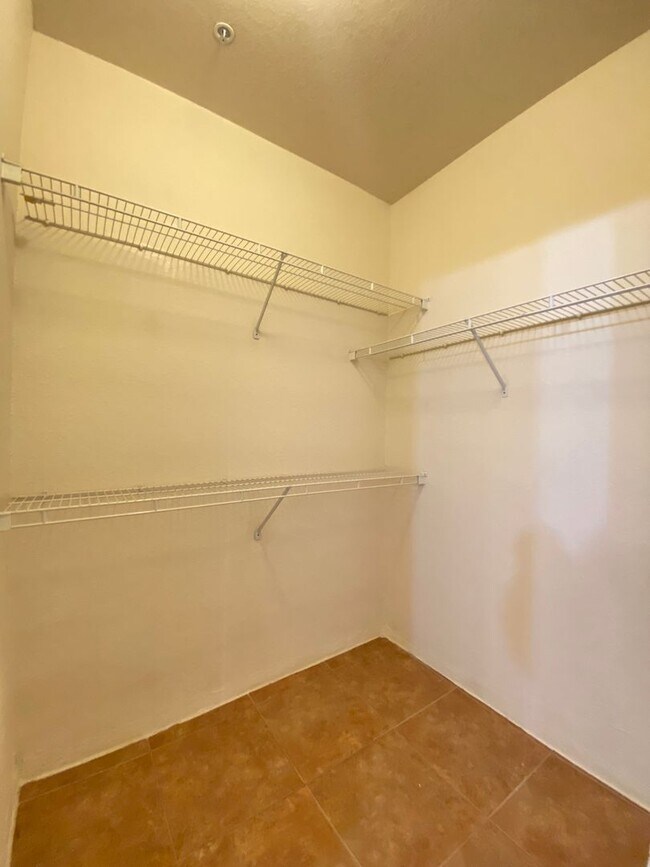 Building Photo - 6025 Westgate Dr