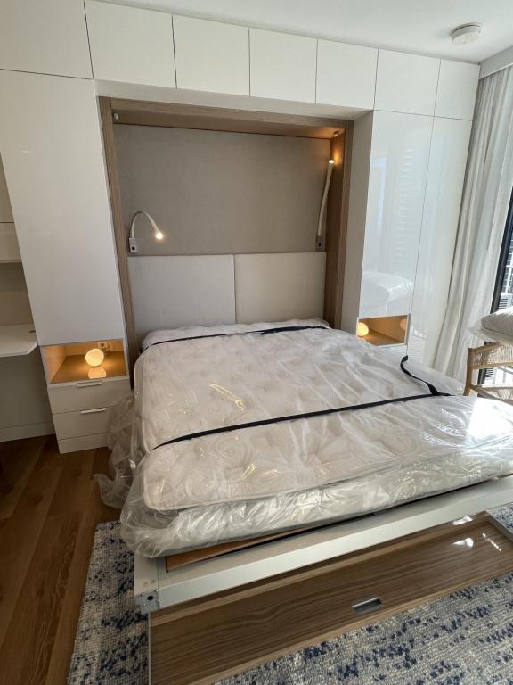 Building Photo - 987 Queen St