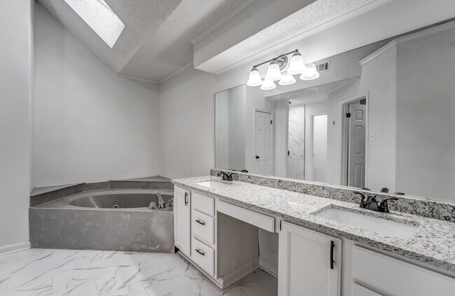 Building Photo - Style, Space, and Convenience in the Heart...