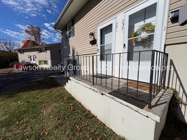 Building Photo - Suburban 739-741