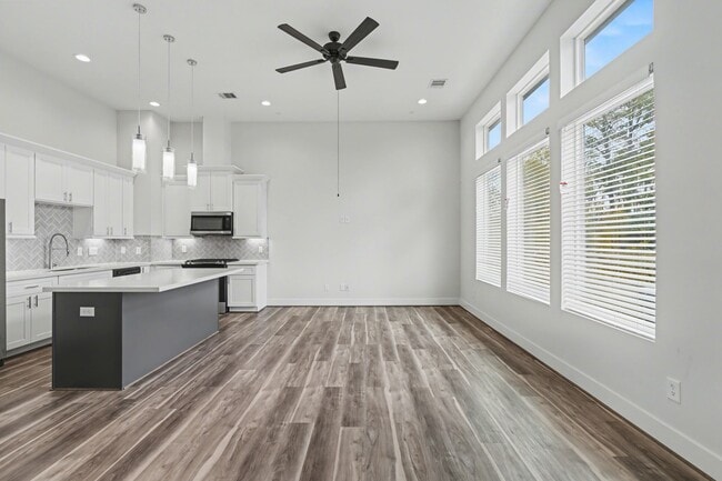 Building Photo - 2502 W Tidwell Rd