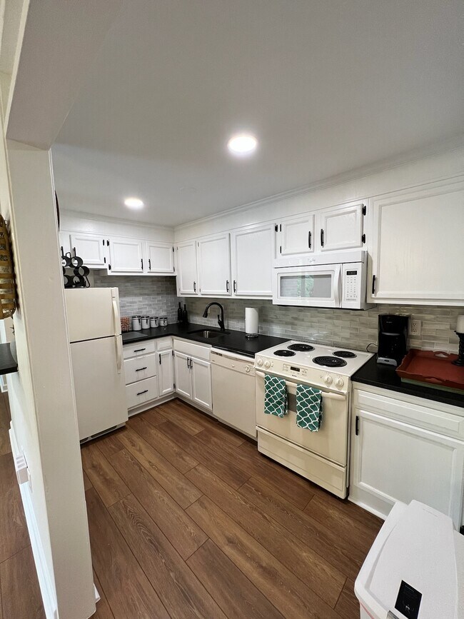 Building Photo - 1727 S Hawthorne Rd