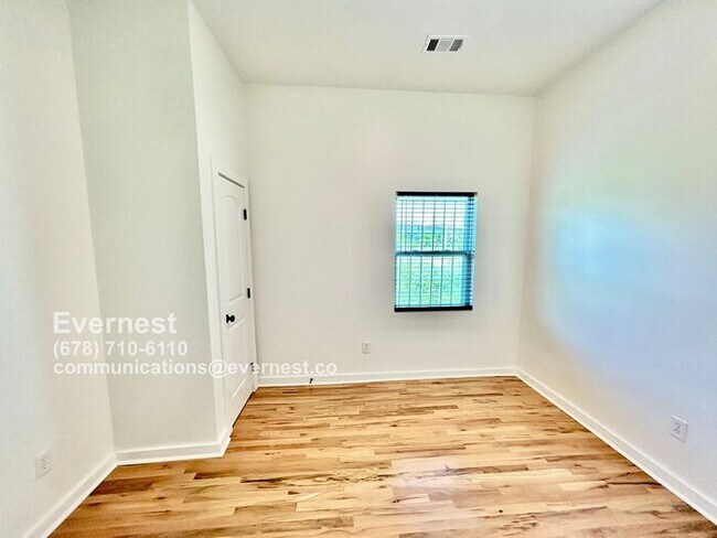 Building Photo - Spacious 4-Bedroom Home with Front Porch a...