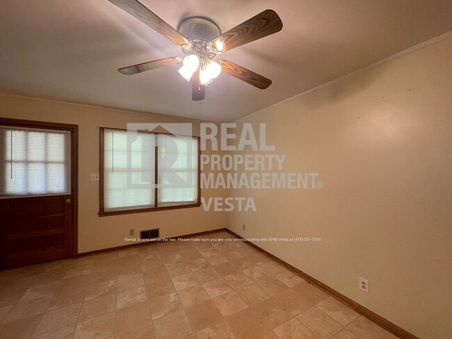Building Photo - 2562 Bedford Pl