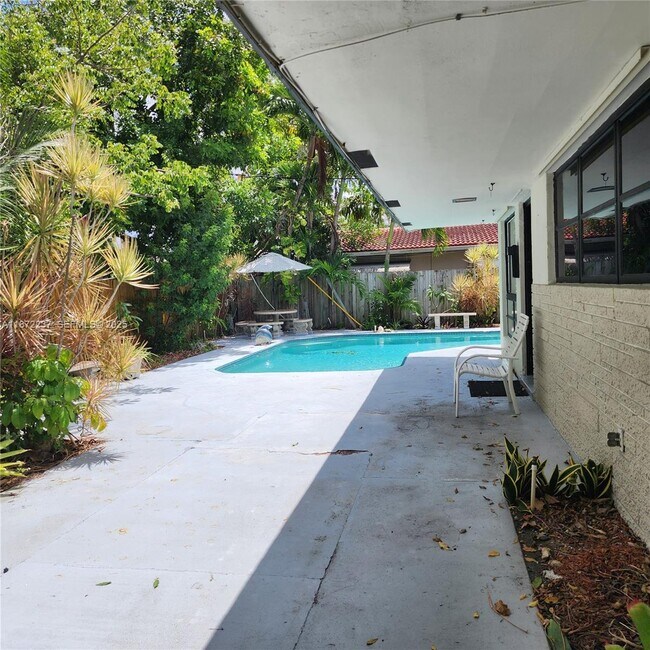 Building Photo - 1940 NE 31st Ct