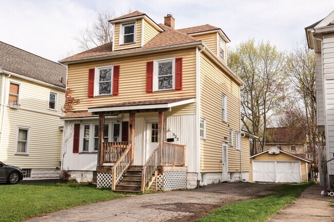 Building Photo - GREAT SINGLE FAMILY HOUSE . WAITING FOR YOU TO CALL HOME !!