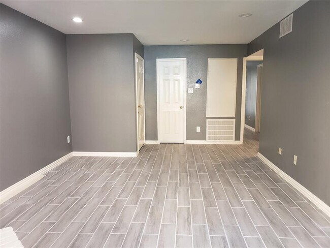 Building Photo - 16111 Aspenglen Dr