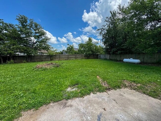 Building Photo - 3 Bed 2 Bath 2 Car Garage in Strafford MO