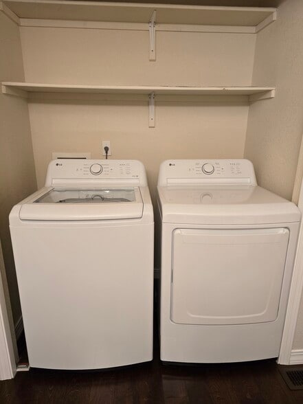 Washer and dryer in laundry area of 2nd bath - 726 W Tyrolean Ct