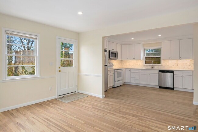 Building Photo - 17 Artic St