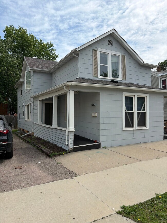 Building Photo - 314 E Cherry St