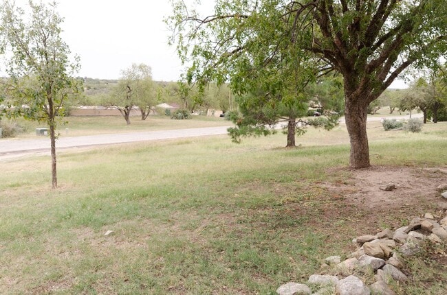 Building Photo - Wonderful Country Living close to town AVAILABLE NOW!