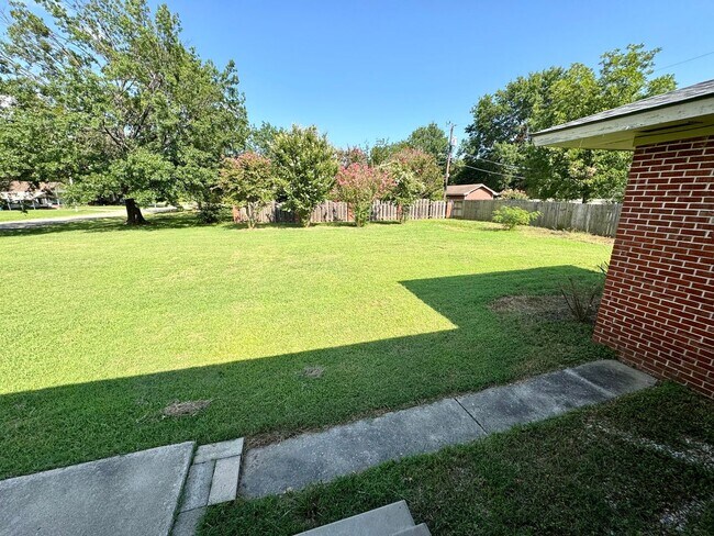 Building Photo - Charming 3-bedroom, 2-bath home on a corne...