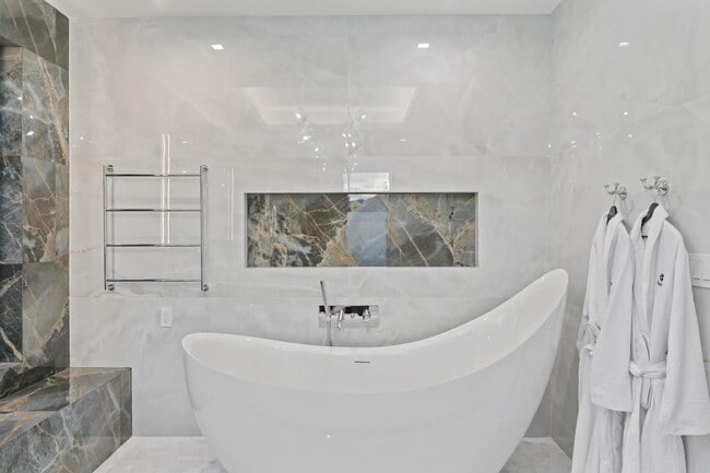 Building Photo - 214 28th St