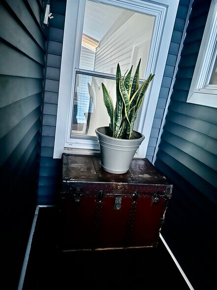 Private sheltered area outside front door entrance - 328 High St