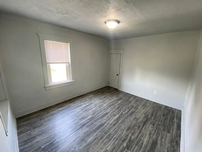 Building Photo - 215 Warrington Ave