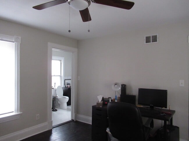 Building Photo - Beautifully updated and Spacious!  2 Bed H...