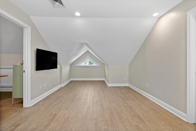 Building Photo - 90 Maple Pl