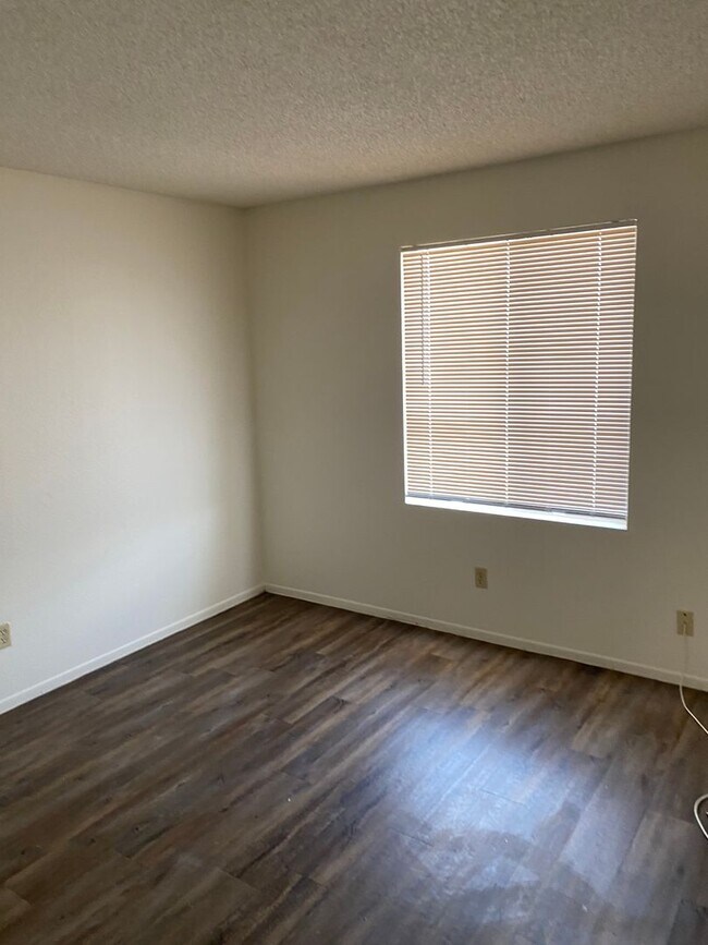 Building Photo - 5233 W Altadena Ave