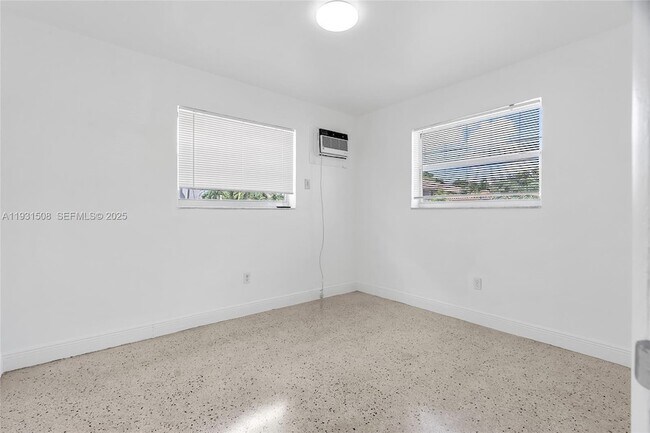 Building Photo - 644 SW 10th St