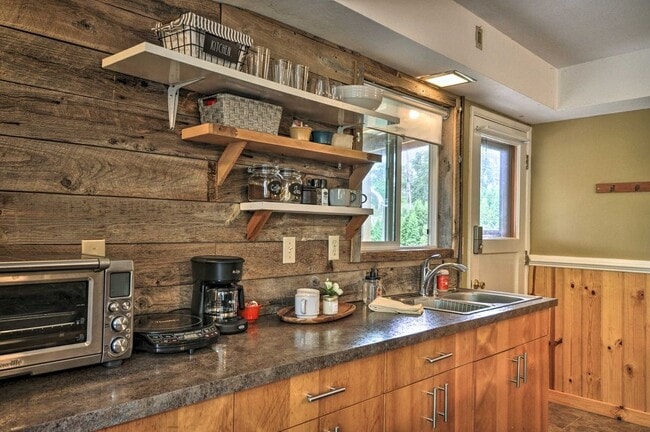 Building Photo - 11352 NE Fargo St