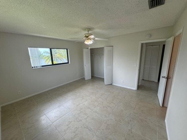 Building Photo - 1181 W River Dr