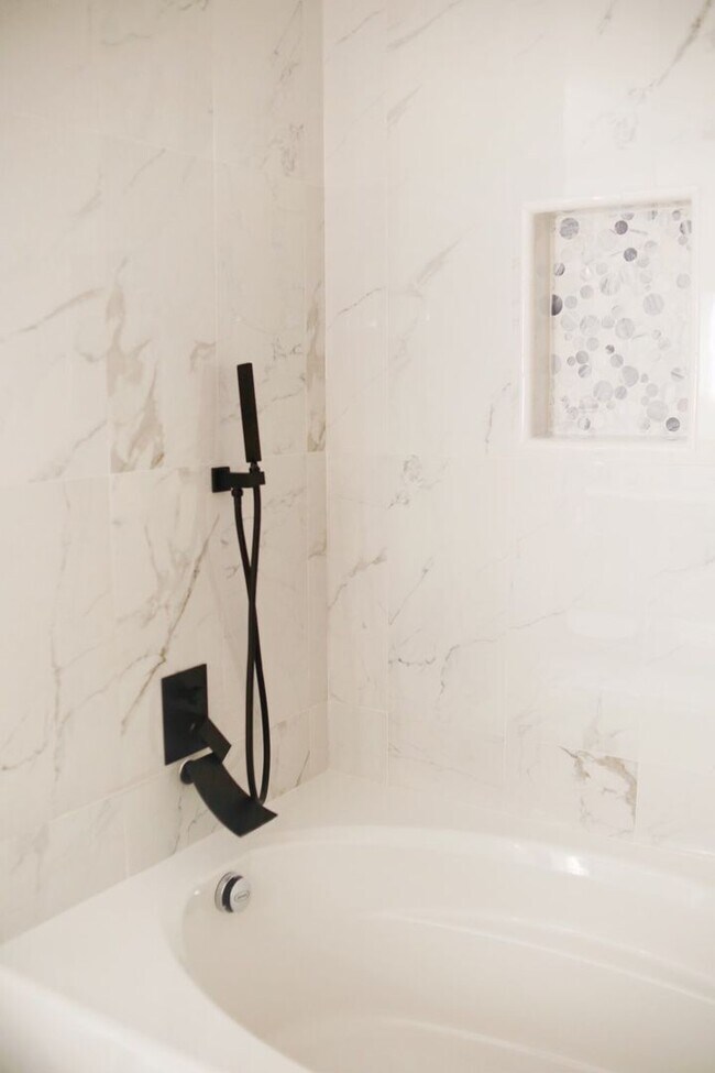 Building Photo - The Perfect Blend of Space, Style & Locati...