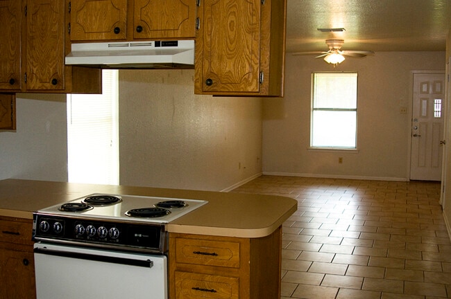 Building Photo - 111 Willow Ln