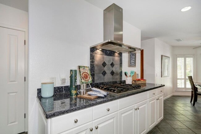 Building Photo - Stunning Central Davis Home