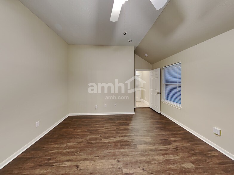 Building Photo - 15831 Collinsville Dr