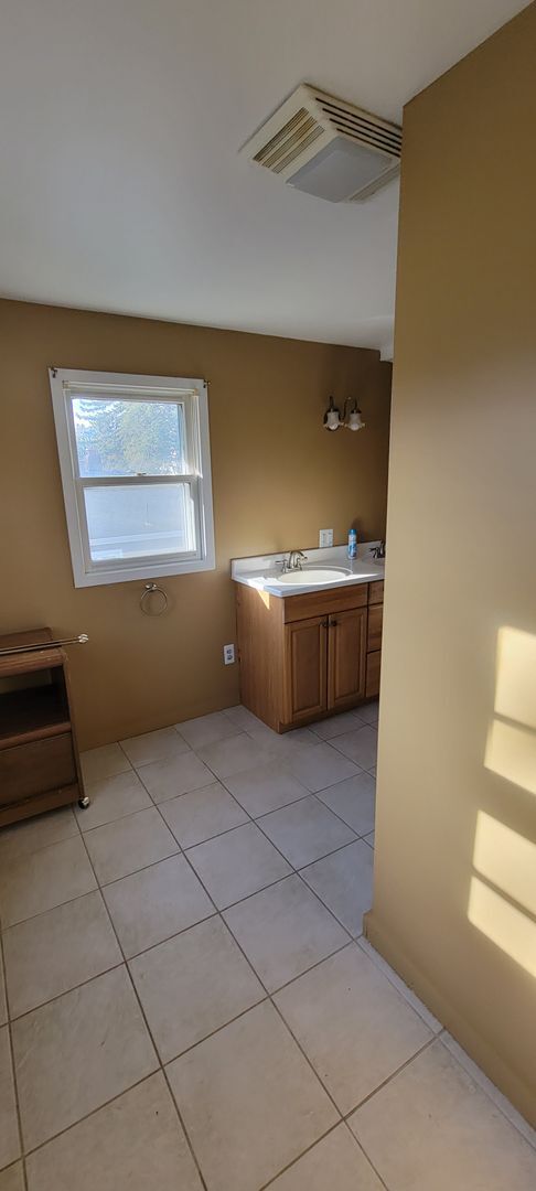 Building Photo - Available August 1st - 3 Bed Home in Cloqu...